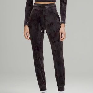 Lululemon Scuba joggers plush velour black size 6